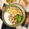 Marmita macarrão parafuso com frango ao molho branco e brócolis 250g