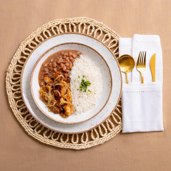 Marmita arroz e feijão carioca com iscas de frango acebolado 250g